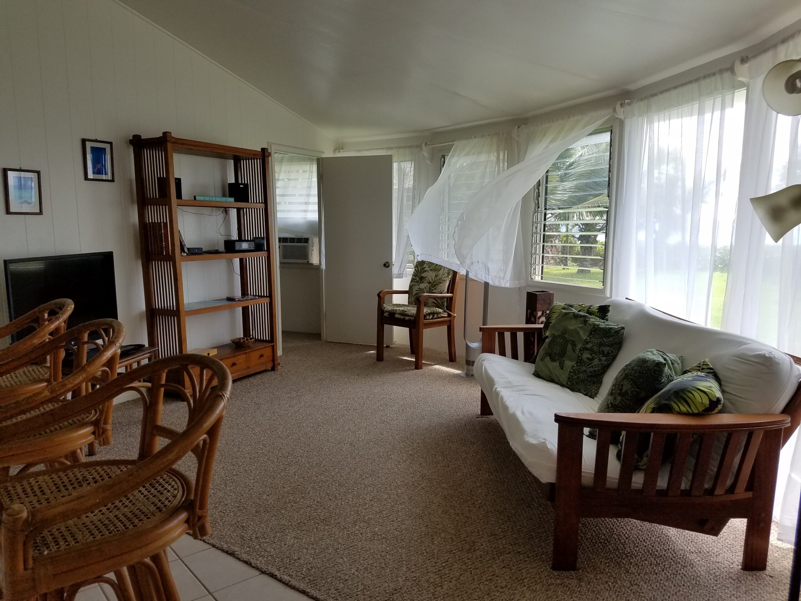 Makai Bungalow living room